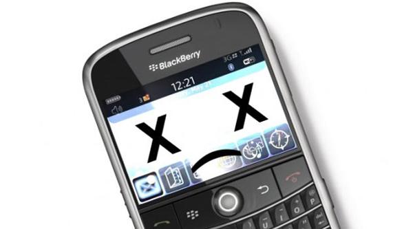 <p><strong>BlackBerry kesintisi:</strong></p> 10 Ekim 2011'de BlackBerry, şimdiye kadarki en kötü kriziyle karşı karşıya kaldı. Blackberry akıllı telefonların üreticisi Research In Motion (RIM) firmasındaki arıza nedeniyle Avrupa, Orta Doğu ve Afrika'daki milyonlarca Blackberry kullanıcısına e-posta, internet tarayıcı ve anlık mesajlaşma servisleri düştü. İki gün sonra arıza Kuzey Amerika'da da yaşandı. BlackBerry kullanıcıları için telafi niteliğinde bir paket açıkladı. RIM tazminat yerine 12 uygulamadan oluşan ve toplam fiyatı 100$'ın üzerinde olan bir uygulama paketi hazırladı. RIM hisseleri 2011 yılında yüzde 2,4 oranında düştü.