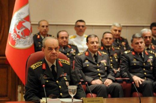 Org. Başbuğ, Türkiye'nin kilitlendiği 'belge' ile ilgili basına konuştu. Başbuğ, 'belge'yi bir kağıt parçası' olarak tanımladı, "TSK üzerinden elinizi çekiniz" dedi. Baykal'ın isitfa imasını kâle bile almadı:
