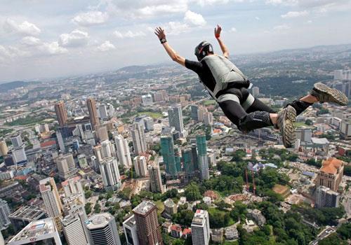 23 ülkeden 93 uluslararası jumper (atlayıcı), Malezya'da yer alan Petronas Holding'e ait olan 300 metre yükseklikteki Kuala Lumpur Tower'dan atlayış gerçekleştirdi.