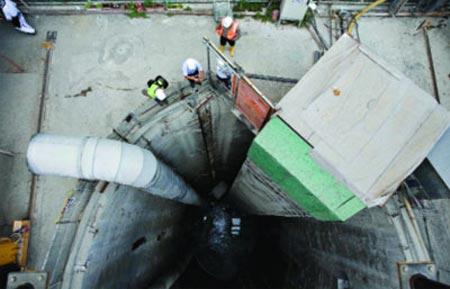 Marmaray projesi kapsamında yapılan ilk tüp geçişin inşaatı ise devam ediyor.
