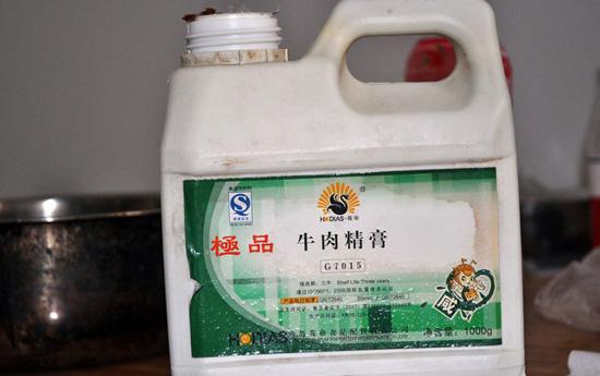 Domuz bifteğinin fiyatının artması üzerine sahte biftek yapıp piyasaya sürdüler.
<br>
Pişmiş tavuk etini özel kimsayallarla karıştıran Çinliler, bir saat içerisinde bu tavuk etini bir bifteğe dönüştürebiliyor.