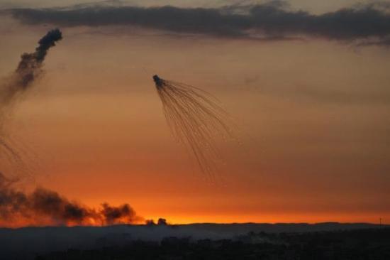 Gazzeye şimdi de karadan saldırı başlatan İsrail'in attığı bombalar şüphe uyandırdı. İsrail misket bombası mı kullanıyor?