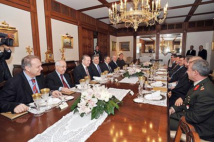 Cumhurbaşkanı Abdullah Gül, yasama, yürütme ve yargı organlarının başkanlarını 'yeni yıl' yemeğinde ağırladı.