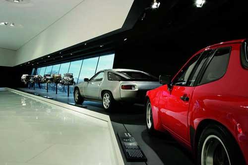 Porsche müzesinde tarihi gezinti