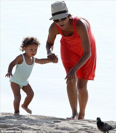 carlı oyuncu Halle Berry, kızı Nahla'nın doğumundan 15 ay sonra, top model eşi Gabriel Aubry ve kızıyla Miami'de tatil yaptı. Çiftin mutluluk tabloları düşman çatlattı
