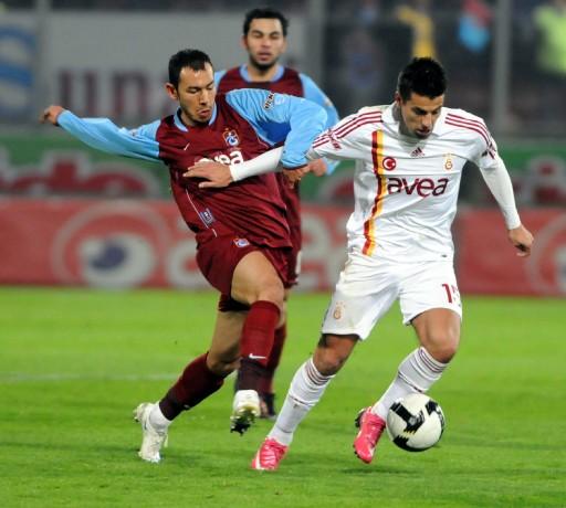 4 golle biten ve nefes kesen Trabzonspor-Galatasaray maçında sahada oyuncular mücadele verirken tribünlerde de renkli görüntüler vardı.