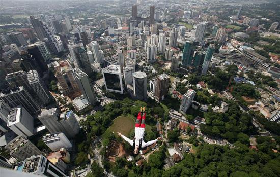 Fransız Jean-Philippe Teffaud, Malezya'daki Kuala Lumpur kulesinden BASE jumping yapıyor. Teffaud, "sabit bir noktadan paraşütle atlamak" olarak özetlenebilecek BASE jumping'in önemli sporcularından.