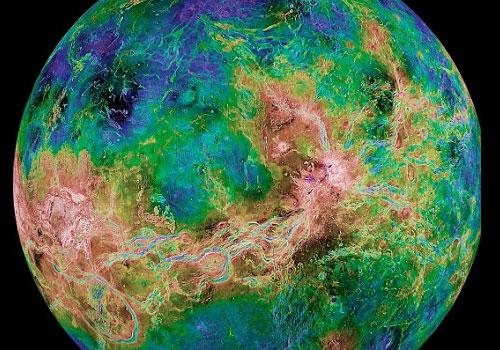 Venüs yüzeyinde 464 santigrat Celcius sıcaklığın olduğuna değinen bilim adamları daha önce yaşam izine rastlamamıştı.
<br><br>
Ancak batılı bilim adamlarının yaptıkları incelemelerde Venüs atmosferinde şimşeklerin çaktığı, bunun da daha öncede gezegende su olabileceği yönündeki iddiaları güçlendirdiği kaydedilmişti.
<br><bR>
2004 yılında Profesör Andrew Ingersoll yayınladığı makalede Venüs'te bolca su ve karbon dioksit olabileceğini yazmıştı.  Ancak Rusya tarafından 1982 yılında gönderilen uzay aracından sonra NASA'nın gönderdiği Macellan aracı daha iyi görüntüler elde etmiş ve bu görüntülerden hayat emaresi çıkmamıştı.