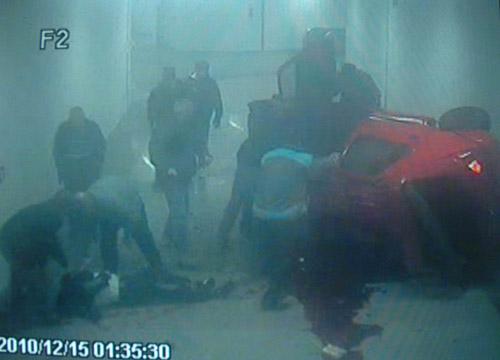 Adana'da, iki polis memurunun hayatını kaybettiği metro istasyonundaki trafik kazasının güvenlik kamerası tarafından saniye saniye görüntülendiği ortaya çıktı.