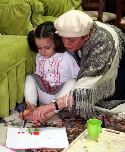 Eskişehir'de doğuştan iki kolu olmayan 6 yaşındaki Sümeyye Boyacı, merkezi Rusya'da bulunan Spivakov Vakfının önerisiyle Türkçeye çevrilen Rus masallarının resimlerini yapmaya başladı.