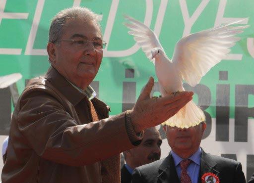 Yaklaşık altı ay önce CHP Genel Başkanı Deniz Baykal'ın temelini attığı ve tüm masraflarını ödemeyi taahhüt ettiği Türkiye'nin en büyük cemevi inşaatı yarım kalınca AK Parti devreye girdi.