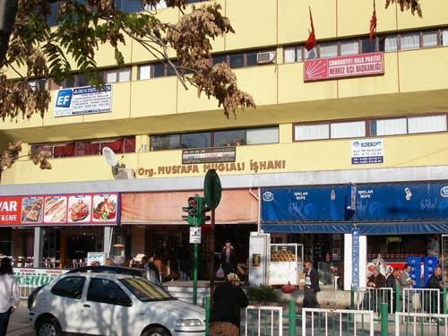 CHP'li Muğla Belediyesi'nin, Van'da hayvan kaçakçılığı yaptıkları iddia edilen 33 köylüyü yargısız infazla kurşuna dizdiren dönemin 3. Ordu Komutanı Orgeneral Mustafa Muğlalı'nın adını bir işhanına verdiği ortaya çıktı.