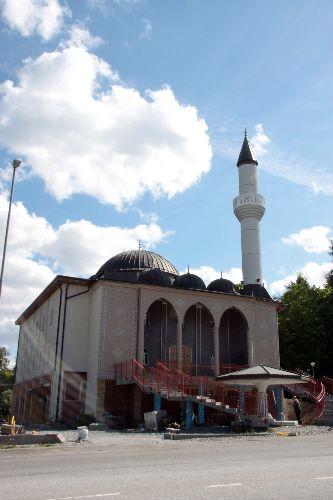 İsveç'teki Türklerin büyük özverisiyle inşa edilen Fittja Camisi'nin bitirilmesi için Stockholm'deki Türkler seferber oldu.