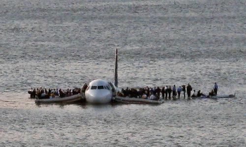 15 Ocak 2009 tarihinde motorlarına çarpan kuşlar nedeniyle kaza yapan US Havayolları Airbus 320 jet yolcu uçağının kanatları üzerinde kurtarılmayı bekleyen yolcuların, New Yorkta bulunan Hudson nehrinin dondurucu soğukluktaki suyu üzerinde bekleyişlerine tanıklık ediyoruz. (AP Photo/Steven Day, File)