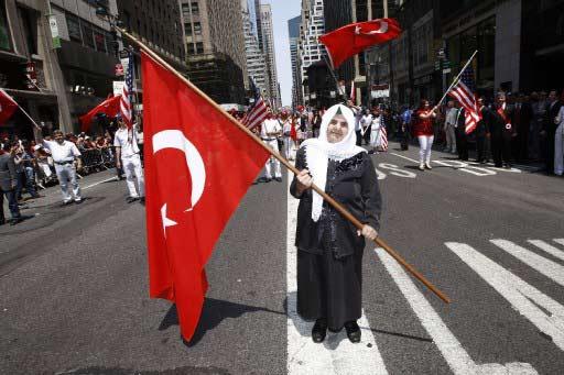 New York'ta 28'inci geleneksel Türk Günü Yürüyüşü ve Festivali büyük bir coşkuyla yapıldı. Törenlere F.Bahçe, G.Saray, Beşiktaş, Trabzon ve Karşıyaka taraftarları damga vurdu.