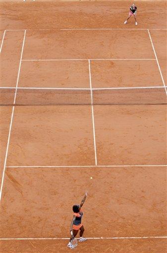 Tek bayanlarda 5 numaralı seribaşı ABD'li Serena Williams, 10 yıl sonra ilk kez 3. turda elenerek hayranlarını şaşırttı. Williams, Slovenyalı Katarina Srebotnik'e 6-4 ve 6-4'lük setlerle 2-0 boyun eğdi.
