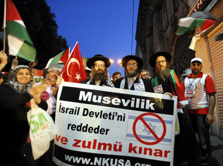 Protestoya geleneksel haham kıyafetleri içinde 3 musevinin de ellerinde, 'Musevilik İsrail devletini reddeder ve zulmü kınar'' yazılı ve üzerine çarpı çizilmiş İsrail bayrağı sembolü bulunan pankartla katıldıkları, Türkiye ve Filistin bayrağı salladıkları görüldü.