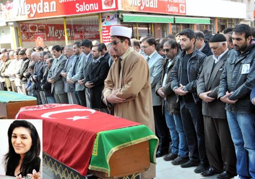 Van'da meydana gelen depremde enkaz altında kalarak hayatını kaybeden ana sınıfı öğretmeni Öznur Kahraman (34), memleketi Çanakkale'nin Biga ilçesinde gözyaşları arasında toprağa verildi.