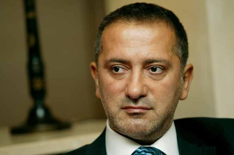 <b>Fatih Altaylı</b>; Çim saha topçusudur. Toprak sahayı sevmez. Çizgi oyuncusudur. Attığı gollerde topun çizgiyi geçip geçmediği tartışmalıdır. Ofsayt kuralını iyi uygular. Kendisi de düşer bazen.