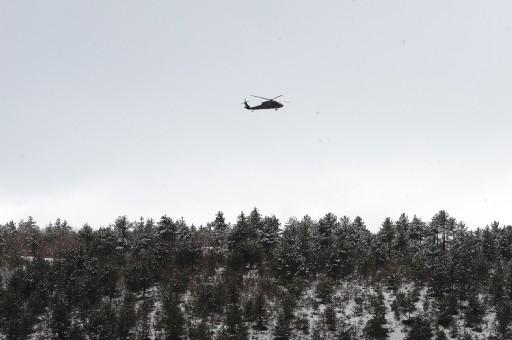 BBP Genel Başkanı Muhsin Yazıcıoğlu ve beraberindekileri taşıyan helikopterin enkazının bulunduğu bölgede ulaşılan cesetler, Skorsky helikopterle Kızılöz köyüne getirildi.