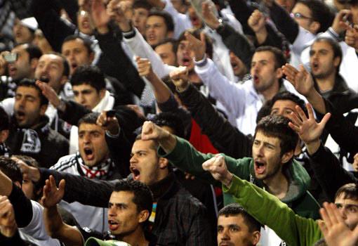 Beşiktaş'ın derbiyi 3-0 kazanmasının ardından Beşiktaşlılar, internette Fenerbahçe'ye takılmaya başladı: "Fenerbahçenin yeni transferleri, bu derbinin ardından gerçek Fenerbahçeli oldular!"