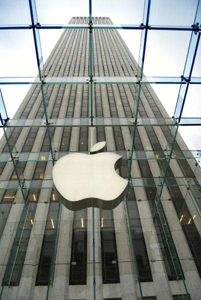 Beatles işi Apple'ı mahkemeye vermeye kadar götürdü. 30 yıl kadar süren mahkeme ise Apple Computer'ın Apple ismini gruptan satın almasıyla nihayet 2007 yılında sonuca bağlandı.