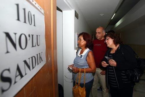 Seçmen kütüğünde ve sandık listesinde kaydı ve oy kullanma yeterliği bulunduğu halde halk oylamasına, hukuki veya fiili mazereti olmaksızın katılmayanlar, ilçe seçim kurulu başkanı tarafından para cezasıyla cezalandırılacak.