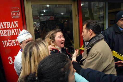 skişehir'de parfümeri dükkanında patlama meydan geldi. Ana cadde üzerindeki dükkan yerle bir oluken olay yeri savaş alanına döndü