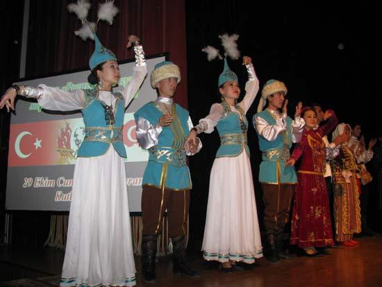 29 Ekim Cumhuriyet Bayramı, Türkiye'de olduğu gibi, 'Ata yurt' Kazakistanın Türkistan şehrindeki Ahmet Yesevi Türk-Kazak Üniversitesinde de coşkuyla kutlandı.