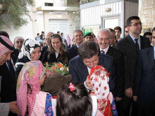 Dışişleri Bakanı Davutoğlu, ziyaretten önce de resmi davetlisi olarak geldiği Suudi Arabistan Dışişleri Bakanı Saud Al Faysal ile görüştü. Ardından Riyad'da bulunan Uluslar arası Türk Okulu'nu ziyaret eden Davutoğlu, ziyaretinin başında kısa bir konuşma yaptı.