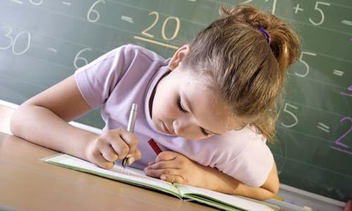 10. Bütün bu bilgilerin ışığında, çocuğunuzu olduğu gibi, kendisi olarak görmeyi öğrenin. Kapasitesine ve bireysel özellilerine en uygun öğretim yöntemini (altını çizerek, anlatarak veya özetleyerek çalışma gibi) seçmesi konusunda onu destekleyin.