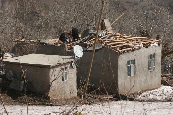 Maden ilçesinde dün akşam saatlerinde yaşanan hortumda, yol yapım şantiyesinde çalışan işçilerin kaldığı konteyner sürüklenerek bazı araçların üzerinden geçmiş, olayda 6 işçi ölmüş, 6 işçi de yaralanmıştı. Ayrıca Dutpınar ve Kaşlıca köylerinde de yaklaşık 70 evde maddi hasar meydana gelmişti.