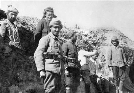 Cephede saç traşı olan Türk askerleri