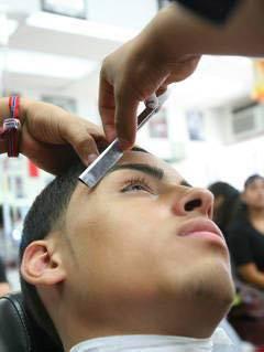 Kaşlarınızı şekillendirmek Metroseks&uuml;el/bakımlı olmanız bazı kadınlara &ccedil;ekici gelir ama kaşlarınıza şekil vermeniz kesinlikle itici gelecektir. &Ccedil;ok kalın olan kaşlarınızı biraz d&uuml;zenlemeniz veya ortasını almanıza hi&ccedil;bir kadın itiraz etmeyecektir. Bakımlı olmakla aşırıya ka&ccedil;mak arasında ince bir &ccedil;izgi vardır. Eğer kaşlarınızı şekillendirirseniz kadınlar bunu anlayacaktır ve o zaman artık herşey i&ccedil;in &ccedil;ok ge&ccedil; olacaktır.