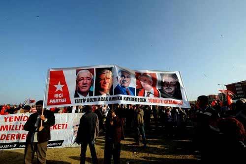 "Ergenekon" davasının görüldüğü Silivri Ceza Ve İnfaz Kurumları Yerleşkesi'ne ulusalcılar tam anlamıyla çıkarma yaptı.