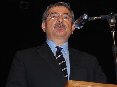 İSMET YILMAZ<br>

AK Parti hükümetlerinin kurulduğu 2002den beri Vecdi Gönülün yürüttüğü görevi artık yeni bir isim üstlenecek.<br>

Yeni bakan İsmet Yılmazın ilk deneyimi 1 Ağustostaki başlayacak Yüksek Askeri Şura olacak.<br>

Yılmaz, hukuk mezunu ancak hem hukuk hem de gemi işletmeleri alanında eğitim gördü.<br>

Yılmazı Denizcilik Müsteşarlığı ve 2007 seçimlerinden önce 3 aylık bakanlığıyla tanıdık.<br>

Tutuklu bulunan 42 generalin durumlarının görüşüleceği, hatta bazılarının kuvvet komutanı ve üst düzey göreve gelmesi kararının verileceği şura, Yılmaz için sınav niteliğinde olacak.<br>

Terfi ve emeklilik, hukuki sürecin nasıl işleyeceğinin karara bağlanacağı bu şurada Yılmaz hem askeri tanıyacak hem de hükümetle Genelkurmay arasında denge kurmaya çalışacak.<br>