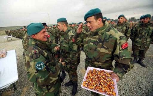 Görev yaptığı Afganistan'da geçirdiği trafik kazasında şehit olan Kurmay Albay Faruk Sungur'un ölümünün duyulmasının ardından çok sayıda Afgan vatandaşı, Mehmetçiklere taziyede bulunarak, gözyaşı döküyor.