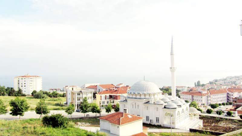 Bu da evin ön cephe manzarası. Ne kadar da tezat değil mi?