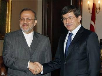 Dışişleri Bakanı Ahmet Davutoğlu:
Davutoğlu, İran'ınuranyum takasının Türkiye'de yapılmasını öngören anlaşmanın taahhütlerinin yerine getirilmesi için Türkiye'nin gerekeni yapacağını söyledi.
İran ile ilgili şüphelerin bertaraf edildiğini söyleyen Davutoğlu, Türkiye'nin, tüm sorunların diplomasi ve diyalogla çözülebileceğini bir kez daha gösterdiğini bildirdi. Dışişleri Bakanı Davutoğlu, anlaşmaya varılmasıyla ciddi bir krizin aşılmış olduğunu söyledi.