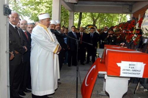 DIYARBAKIR'DA TERORISTLERIN YOLA DOSEDIGI MAYININ PATLAMASIYLA SEHIT OLAN 9 ASKERDEN PIYADE ER ZEYNEL DIREKCI'NIN CENAZESI GAZIANTEP'TE TOPRAGA VERILDI. CENAZE TORENINE DEVLET BAKANI MEHMET SIMSEK DE KATILDI.