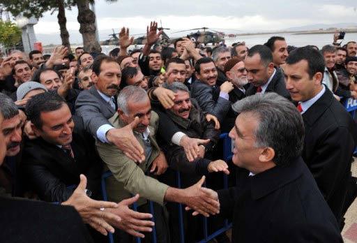 Cumhurbaşkanı Abdullah Gül, Tunceli'de coşkuyla karşılandı. Vatandaşlarla sohbet eden ve tek tek hal hatır sorarak kucaklaşan Gül, 'Sen hoşgeldin Sayın Cumhurbaşkanım, başımızın üstünde yerin var'' yazılı dövizlerle karşılandı.