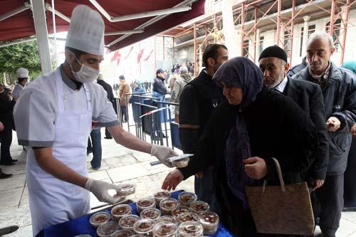 Aşure her sene alışılagelenin aksine kazandan dağıtılmadı. Daha hijyenik olması için aşureler kapalı kaselerde vatandaşlara dağıtıldı. Aşure gününden bir gün önce aşurenin tadına bakan vatandaşlar çok leziz olduğunu söylediler. Bazı bayanlar aşurenin kendi yaptıkları aşure kadar güzel olduğunu belirterek, burada toplu halde yemenin daha feyizli olduğunu ifade ettiler.