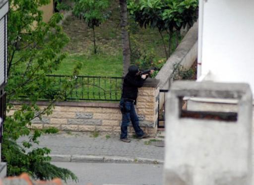 Kadıköy Bostancı'da polisin bir hücre evine düzenlediği baskın sonucu çıkan çatışmada çok sayıda polis, bir gazeteci ve vatandaş yaralandı