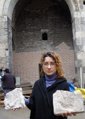Sivas'taki tarihi Şifahiye Medresesi'nin restorasyon çalışmaları sırasında, üzerinde el izi bulunan 800 yıllık bir tuğlaya rastlandı. Muhtemelen tuğlanın yapımı esnasında el izinin basıldığı ifade edildi.