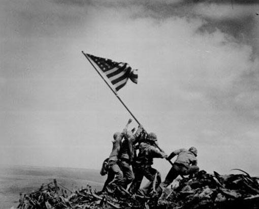 23 Şubat 1945'te İkinci Dünya Savaşı sonunda Amerikan bayrağının Iwo Jima'daki Suribachi Dağlarına dikilişi Joe Rosenthal'a  Pulitzer ödülü kazandırdı ama fotoğrafın düzmece olup olmadığı hâlâ tartışılıyor