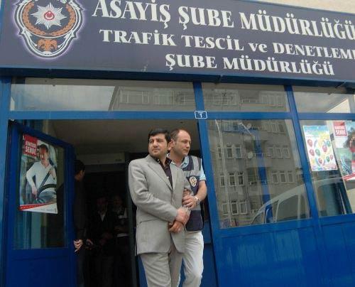 Kocaeli Emniyet Müdürlüğü ekipleri, Kayra Turizm isimli şirketi mercek altına aldı. Çok sayıda kişinin de şikayetçi olması üzerine şirket yetkilileri İ.A, S.K ve S.K isimli zanlılar gözaltına alındı.