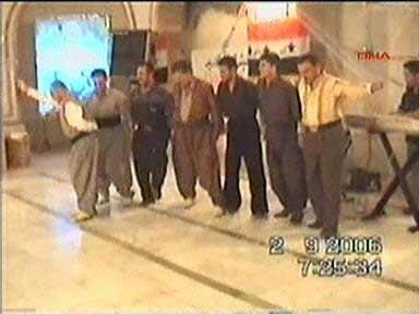 Saddam Hüseyin'in Tikrit'teki sarayında felekten bir gece çalan Amerikalı askerler ve Kürt peşmergeler Kürt ve Arap kadınlarla böyle eğleniyorlar...