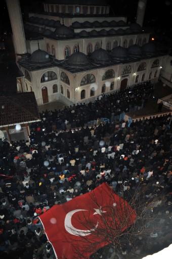 Tokat'ın Reşadiye ilçesinde, terörist saldırıda sonucu şehit olan 7 askerin cenazeleri Tokat'a gönderildi. Cenazelerin geçişi sırasında tekbirler eşliğinde dua eden vatandaşlar, ilçe çıkışına kadar ambulansın arkasında yürüyerek şehitleri uğurladı.