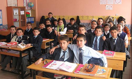 21. Çocuğun önünde eğitim sistemini ve hocalarını eleştirmeyin. Ülkemizde 40, 50, 70 kişilik sınıflarda doğru dürüst eğitim yapılmayacağını ve öğretmenlerin çocukla yakından ilgilenemeyeceğini kabul edin.