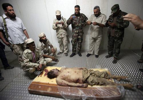 Libya'nın devrik lideri Muammer Kaddafi'nin cenazesi, oğlu Mutassım Kaddafi ve Ebubekir Yunus Cebir'in cenazeleriyle bir araya konuldu. Vatandaş ise g&ouml;rmek i&ccedil;in uzun kuyruklar oluşturdu.